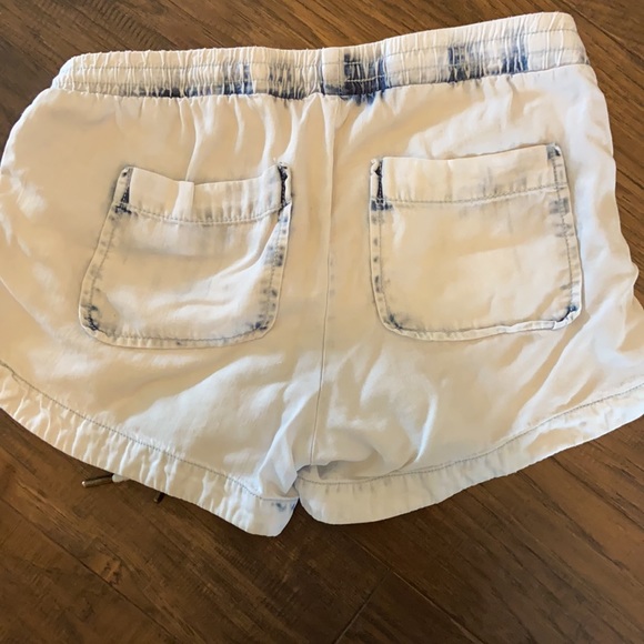 A Pea in The Pod -XS Maternity Shorts - Picture 2 of 2